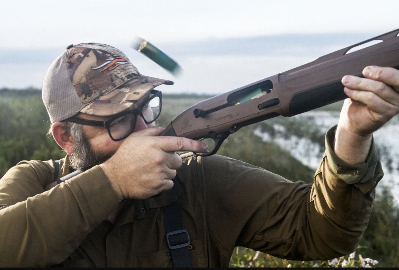 صياد يطلق النار ببندقية Beretta A400 Xtreme Plus والظرف الفارغ يخرج من السلاح