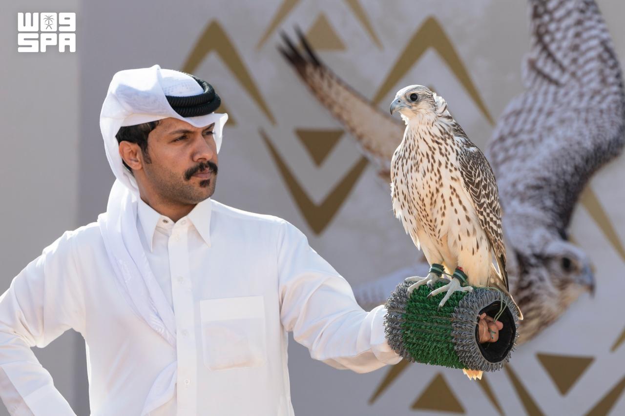 صقّار يحمل صقرًا ضمن فعاليات سباق الملواح في معرض الصقور والصيد السعودي 2026.